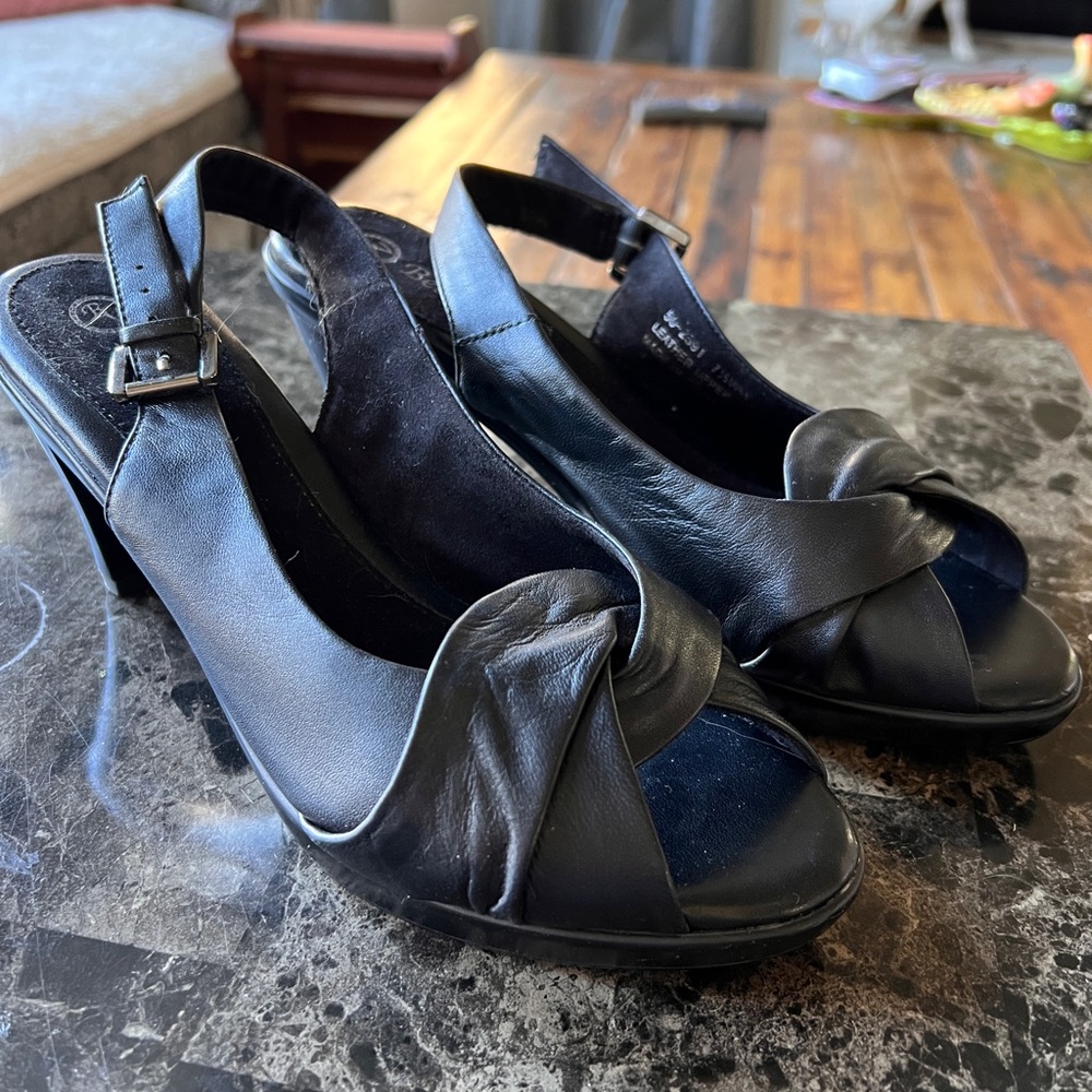 New and unworn Bella Vita open toe shoes